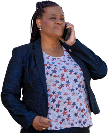 A woman looking to the right on her cell phone.